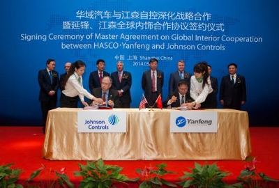 Alex Molinaroli, (left) Johnson Controls chairman and chief executive officer, and Shen Jianhua, vice chairman, SAIC & HASCO, and chairman, Yanfeng, today announced the signing of a definitive agreement to form a global automotive interiors joint venture.